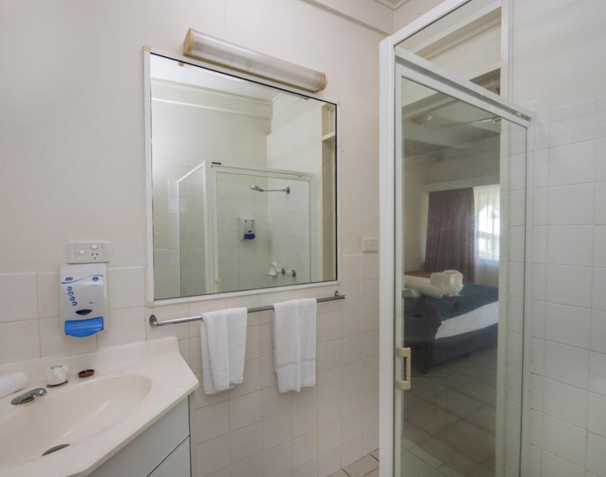 Affordable Island Escape! Queen Studio, Nelly Bay Екстер'єр фото